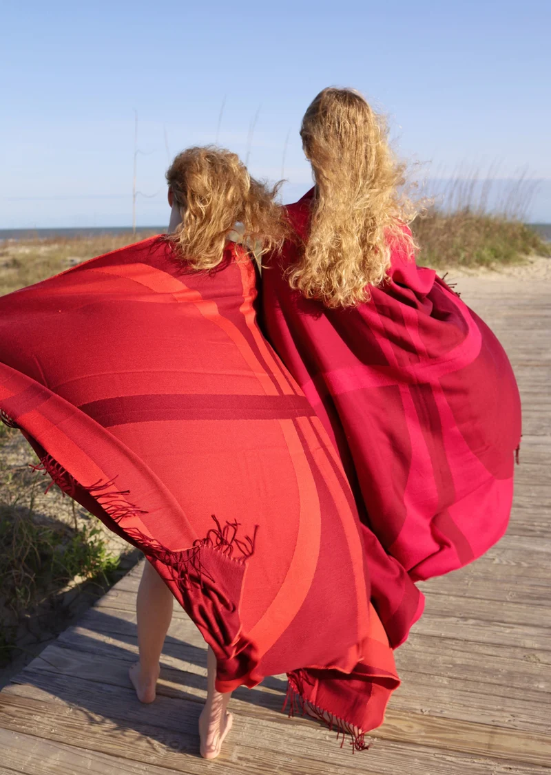 Reisedecke "Light Companion" aus Extra Fine Merino "Sunrise Coral"