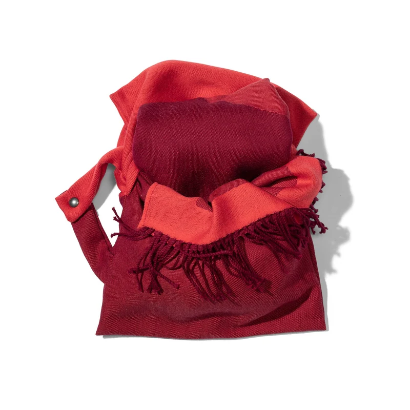 Reisedecke "Light Companion" aus Extra Fine Merino "Sunrise Coral"
