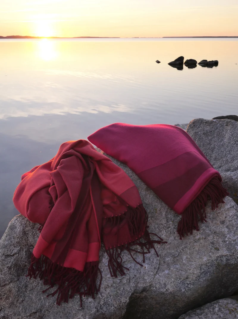 Reisedecke "Light Companion" aus Extra Fine Merino "Sunrise Coral"