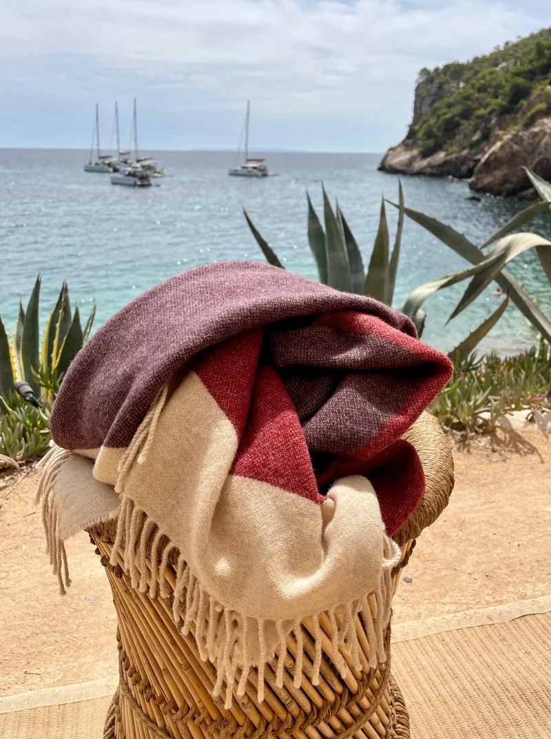 Reisedecke "Light Companion" aus Yak und Merino "Blackberry Cobbler"