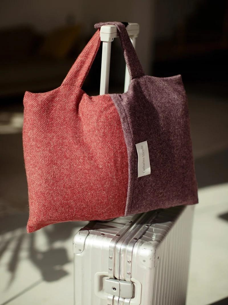 Reisedecke "Light Companion" aus Yak und Merino "Blackberry Cobbler"