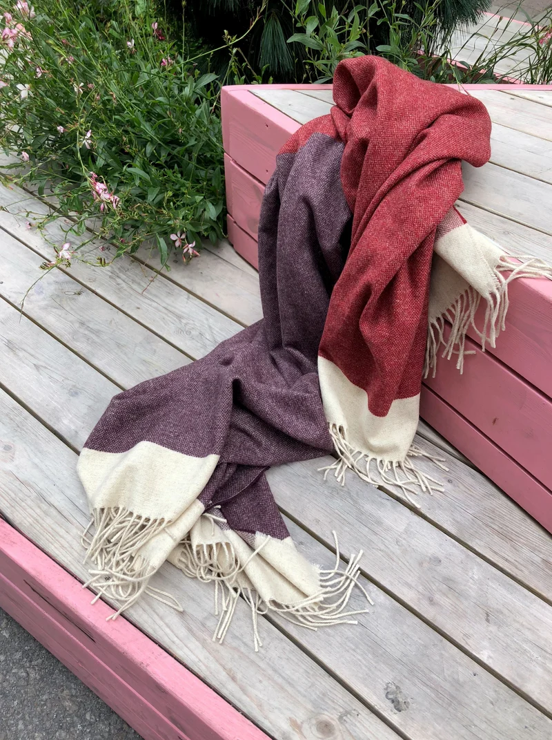 Reisedecke "Light Companion" aus Yak und Merino "Blackberry Cobbler"