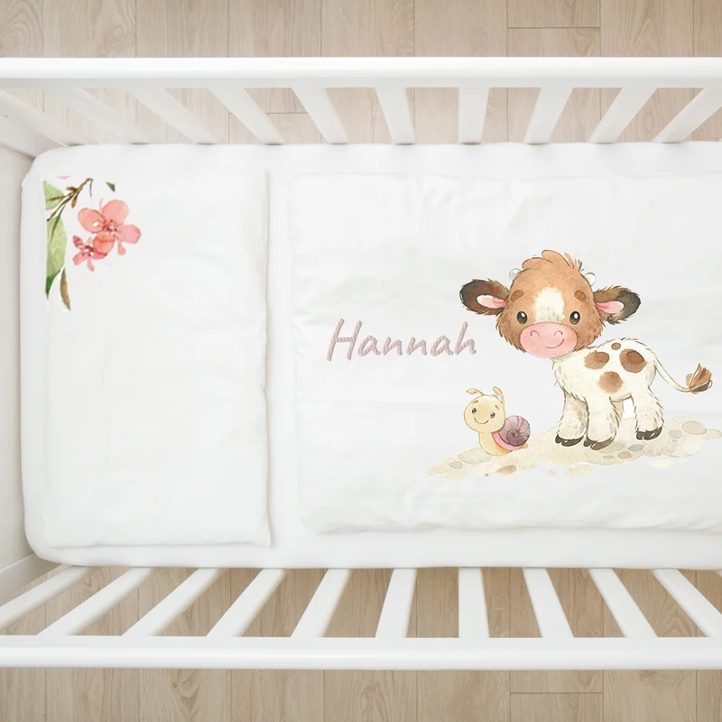 Kinderbettwäsche mit Namen bestickt - Motiv Kälbchen - 100x135cm - 100% Baumwolle