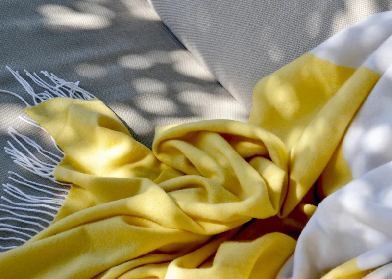 Wolldecke aus Cashmere und Merino "Color-Blocks Yellow-Light Grey"