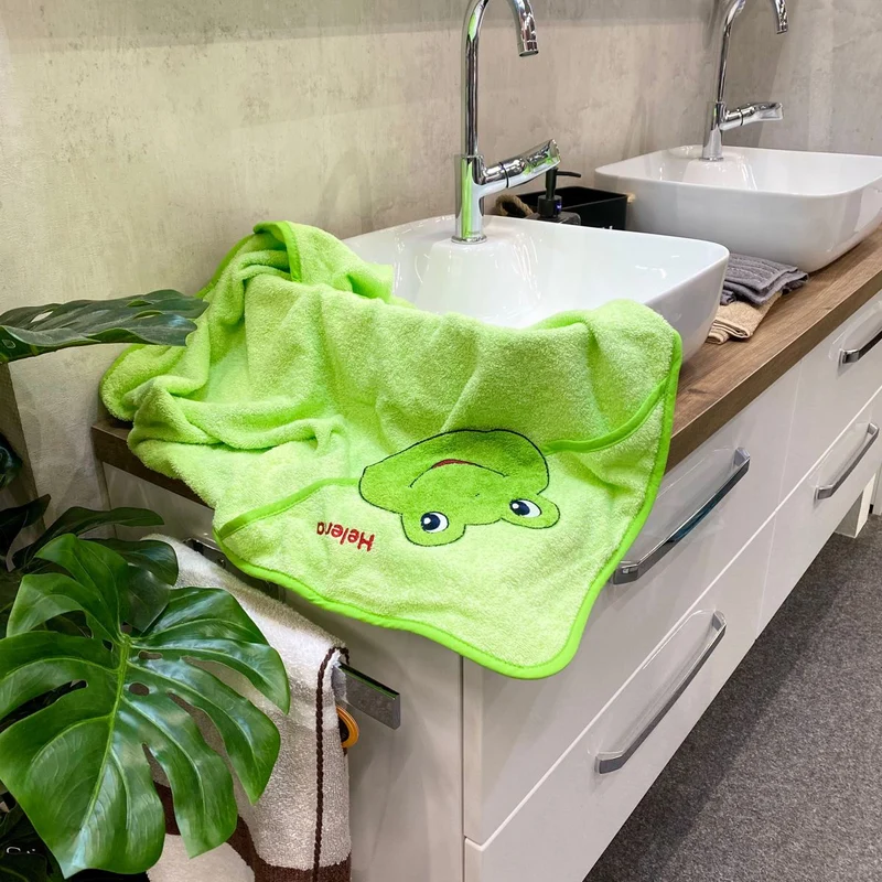 Frosch Kopf Kapuzenhandtuch mit Namen bestickt grün