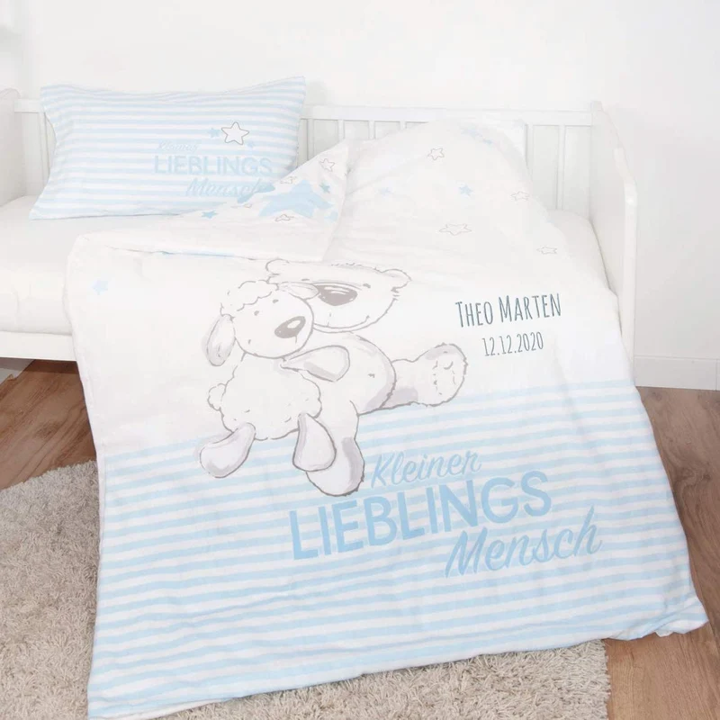 Hellblaue Lieblingsmensch Kinderbettwäsche mit Namen bestickt 100 x 135 cm
