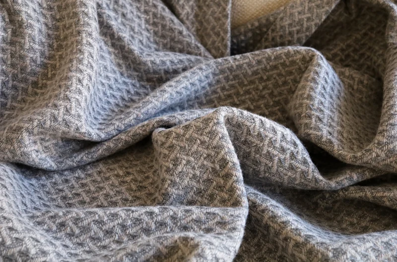 Limitierte Edition - Wolldecke Lammwolle "Zigzag Greige Blue"