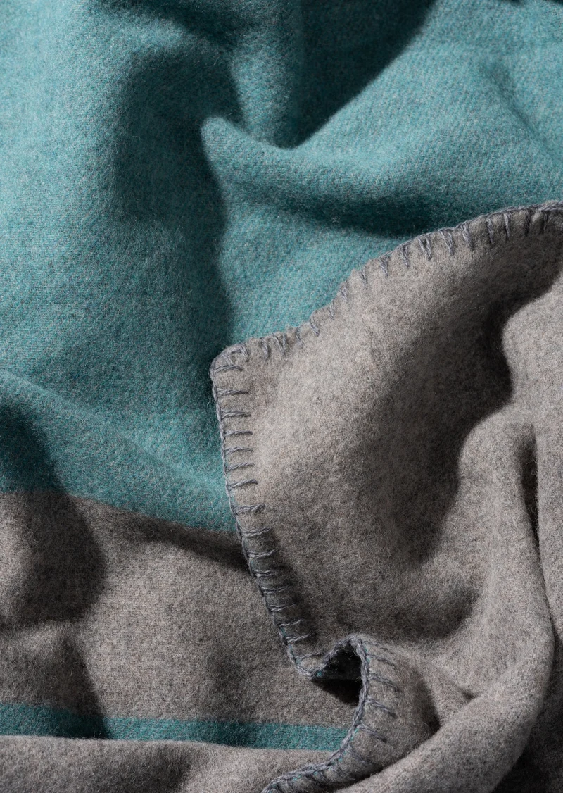 Hundedecke aus Wolle "Woof - Petrol Blue"