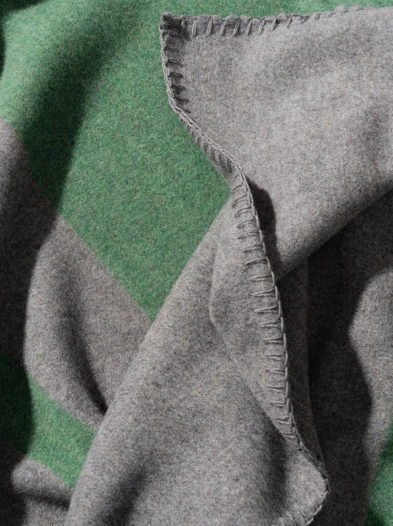 Hundedecke aus Wolle "Woof - Loden Green"