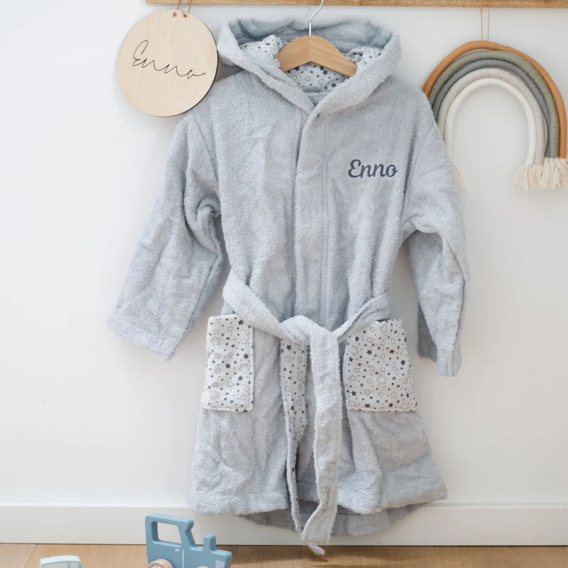 Kinderbademantel mit Namen und Motiv Sternchen hellgrau