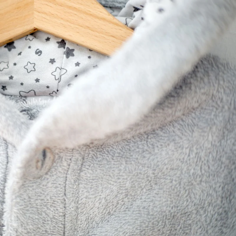 Kinderbademantel mit Namen und Motiv Sternchen mint