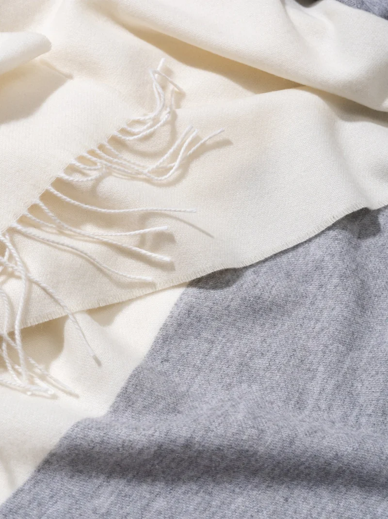 Wolldecke aus Cashmere und Merino "Color-Blocks Grey-White"