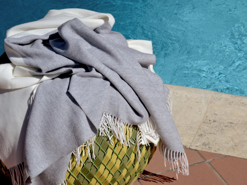 Wolldecke aus Cashmere und Merino "Color-Blocks Grey-White"