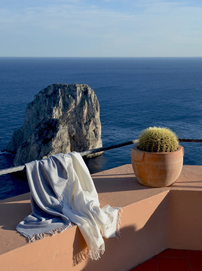 Wolldecke aus Cashmere und Merino "Color-Blocks Grey-White"