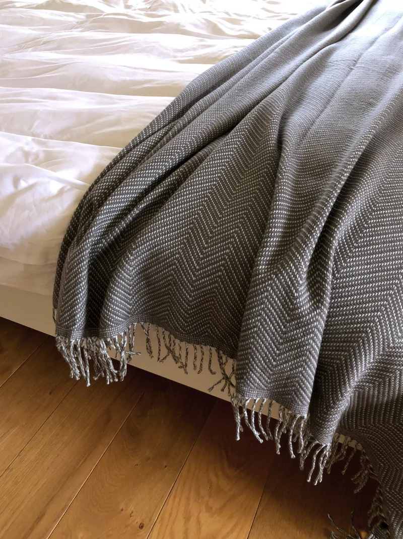 Tagesdecke/Bettüberwurf aus Extra Fine Merino "Herringbone Calm"
