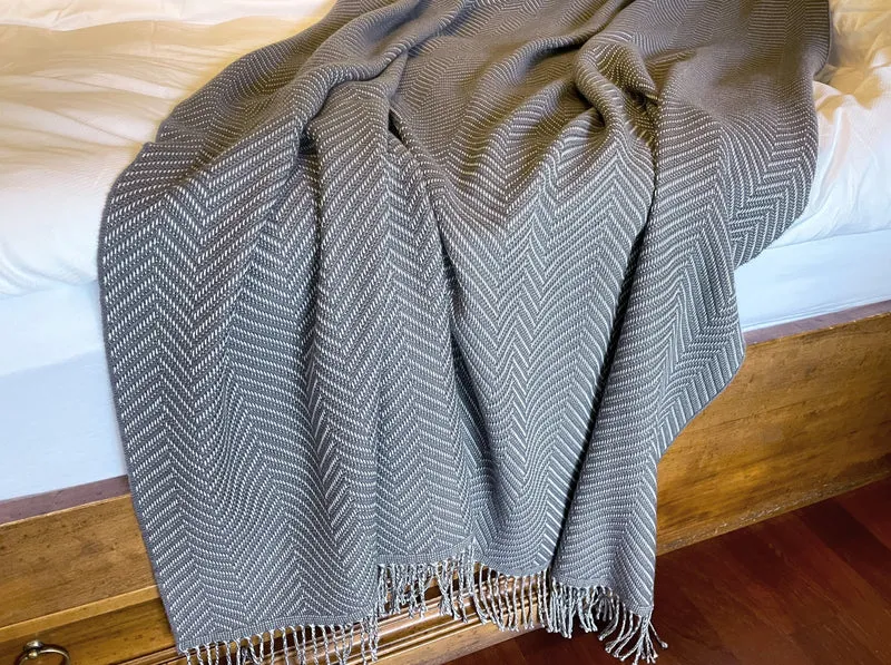 Tagesdecke/Bettüberwurf aus Extra Fine Merino "Herringbone Calm"