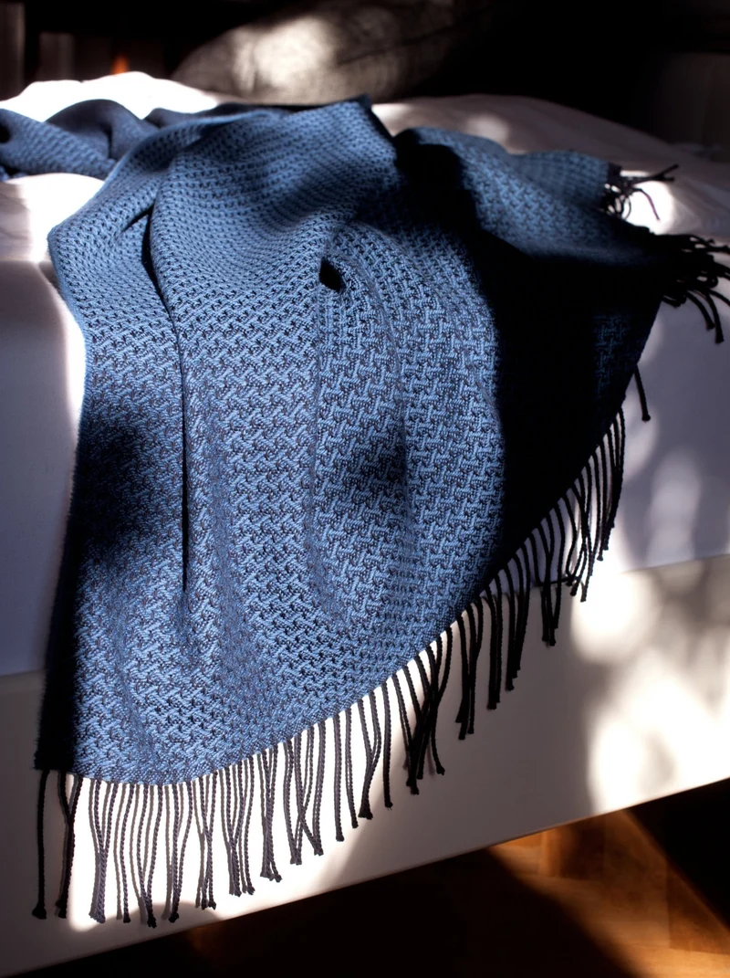 Tagesdecke/Bettüberwurf aus Extra Fine Merino "Zigzag Blues"