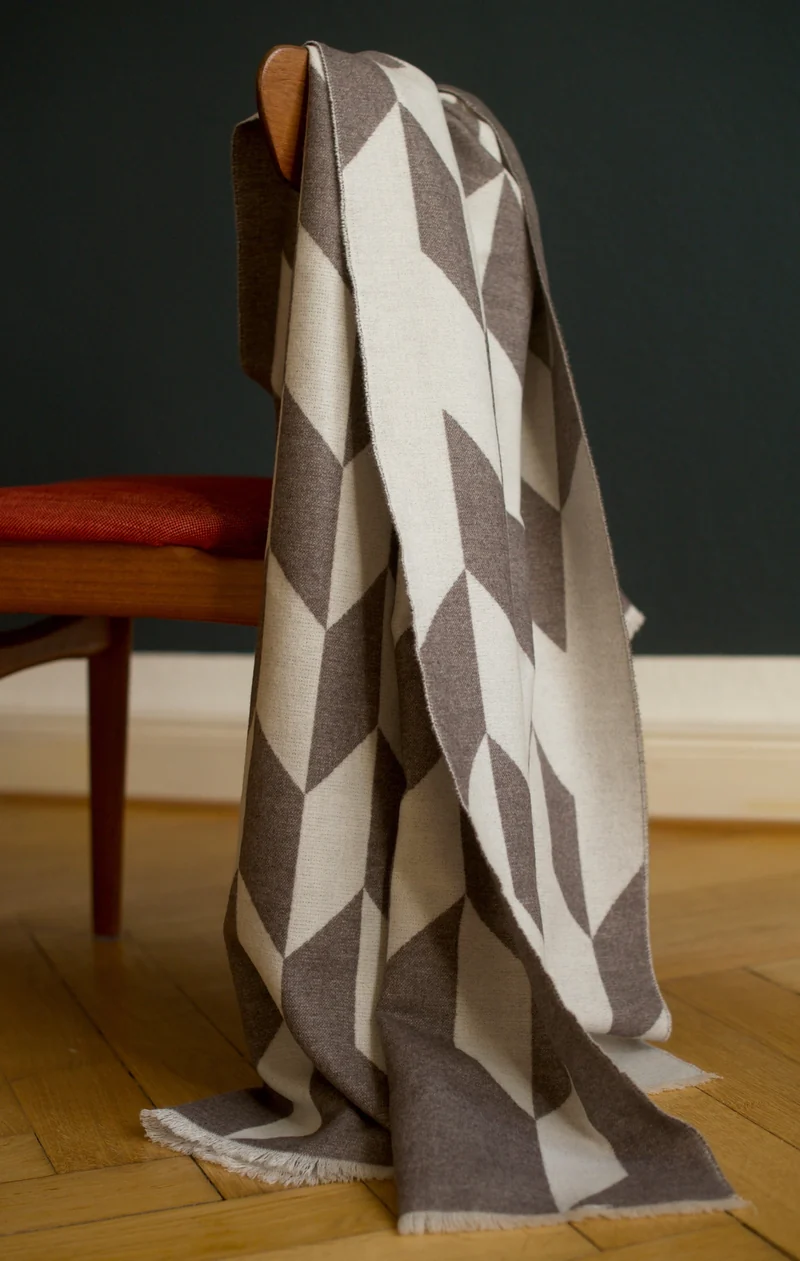 Wolldecke aus Extra Fine Merino "Winter Leaves"