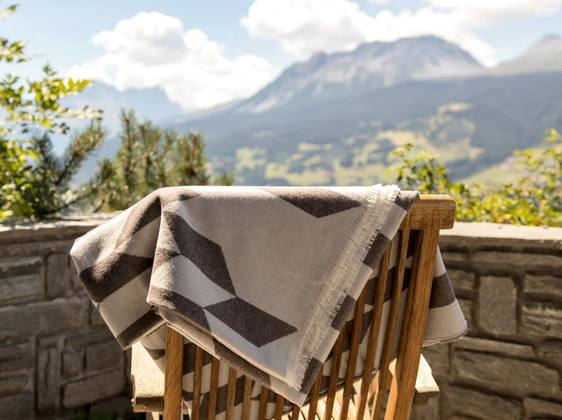 Wolldecke aus Extra Fine Merino "Winter Leaves"