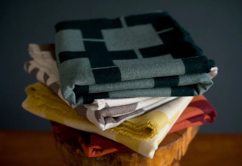 Wolldecke aus Extra Fine Merino "Winter Leaves"