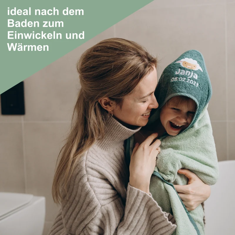 Wolimbo Kapuzenhandtuch mit Namen und Motiv bestickt