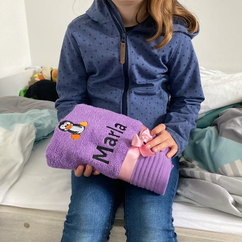 Personalisiertes Kinder Handtuch mit Namen und Motiv bestickt