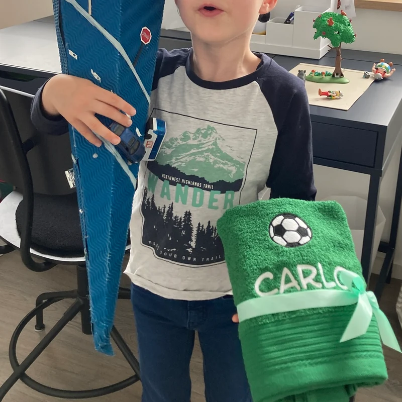 Personalisiertes Kinder Handtuch mit Namen und Motiv bestickt