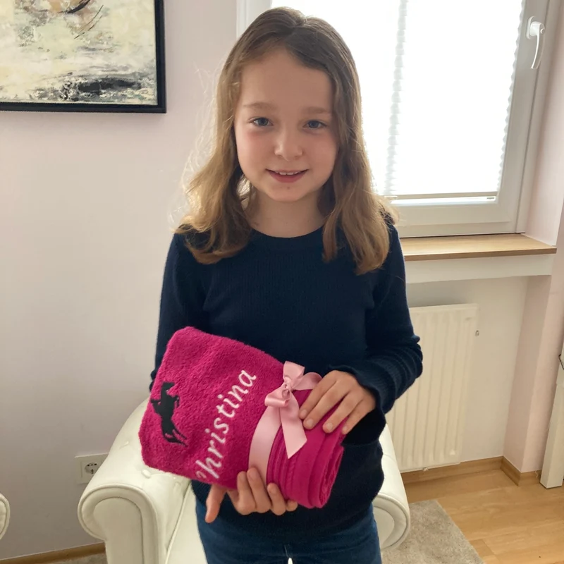 Personalisiertes Kinder Handtuch mit Namen und Motiv bestickt