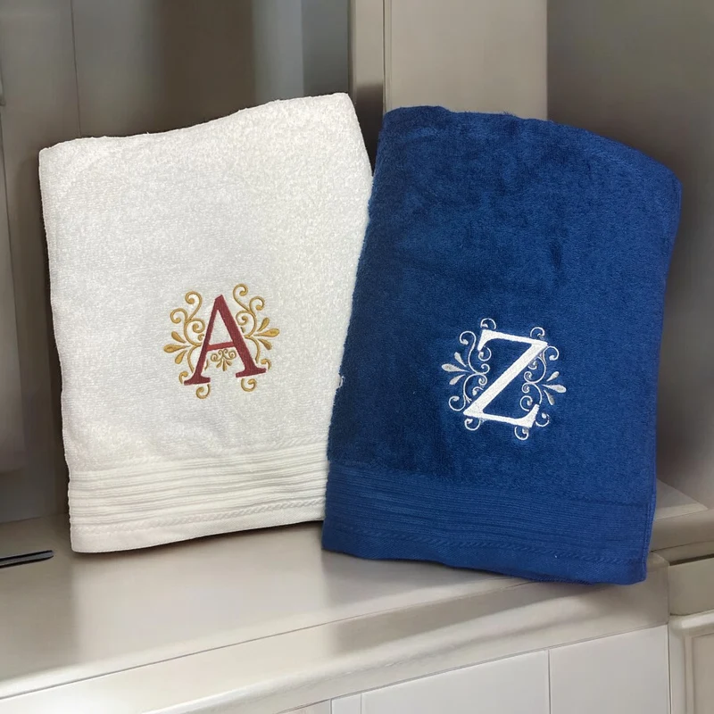 Handtuch mit Buchstabe und Kranz Initialen bestickt
