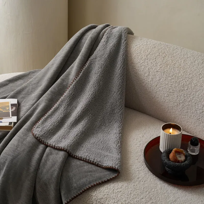 Minimalistische, doppelseitige Sherpa-Fleece-Überwurfdecke