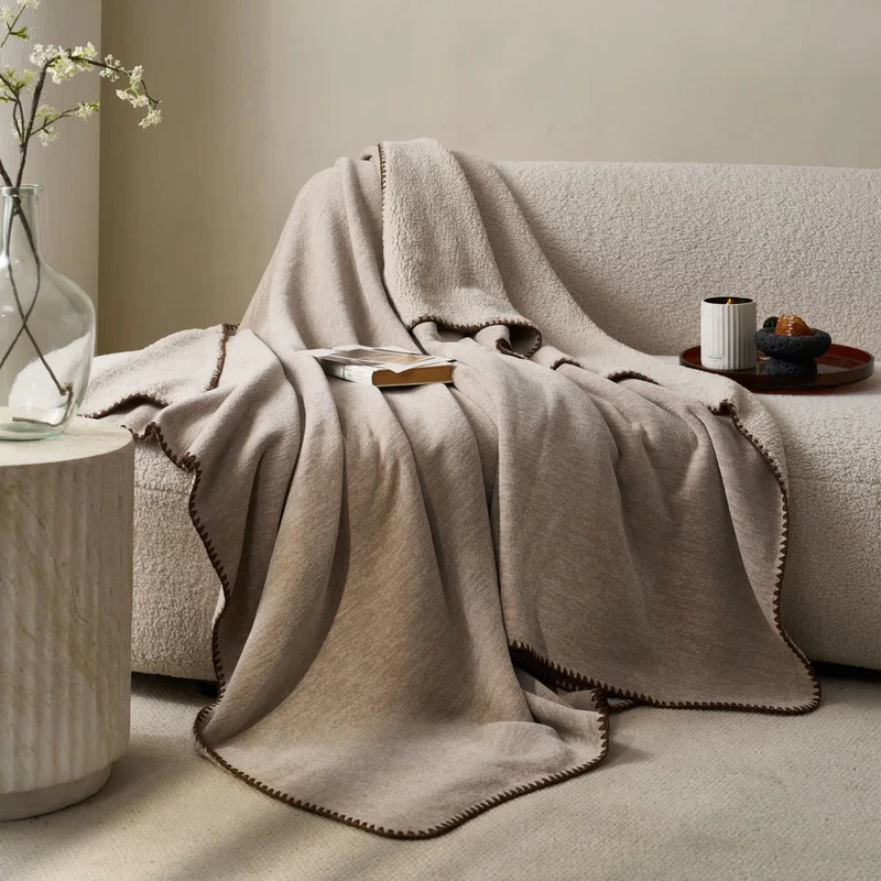 Minimalistische, doppelseitige Sherpa-Fleece-Überwurfdecke