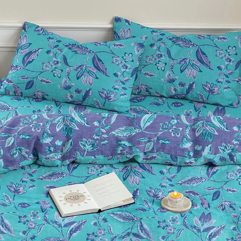 Bettwäsche-Set aus Baumwolle mit blauem und violettem Blattmuster