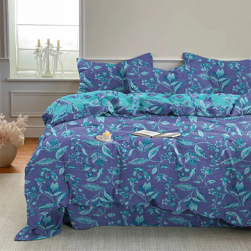 Bettwäsche-Set aus Baumwolle mit blauem und violettem Blattmuster