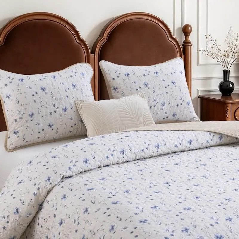 Baumwoll-Steppdecken-Set mit blauem Aquarellblumenmuster