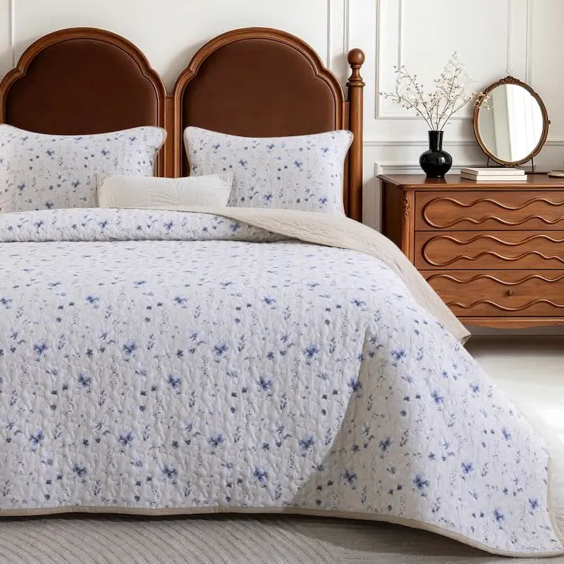 Baumwoll-Steppdecken-Set mit blauem Aquarellblumenmuster