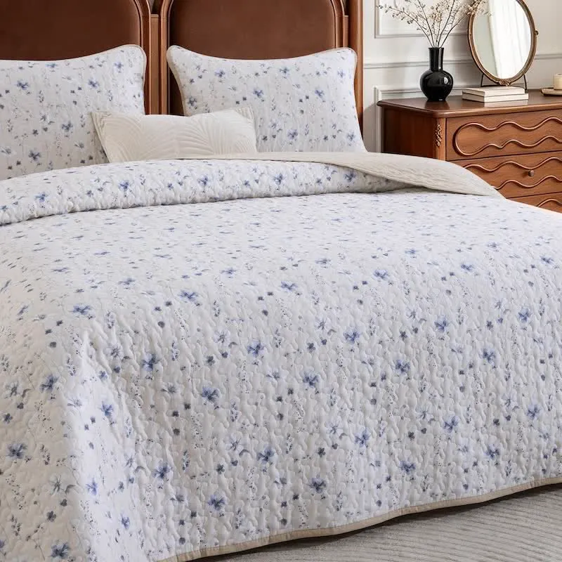 Baumwoll-Steppdecken-Set mit blauem Aquarellblumenmuster