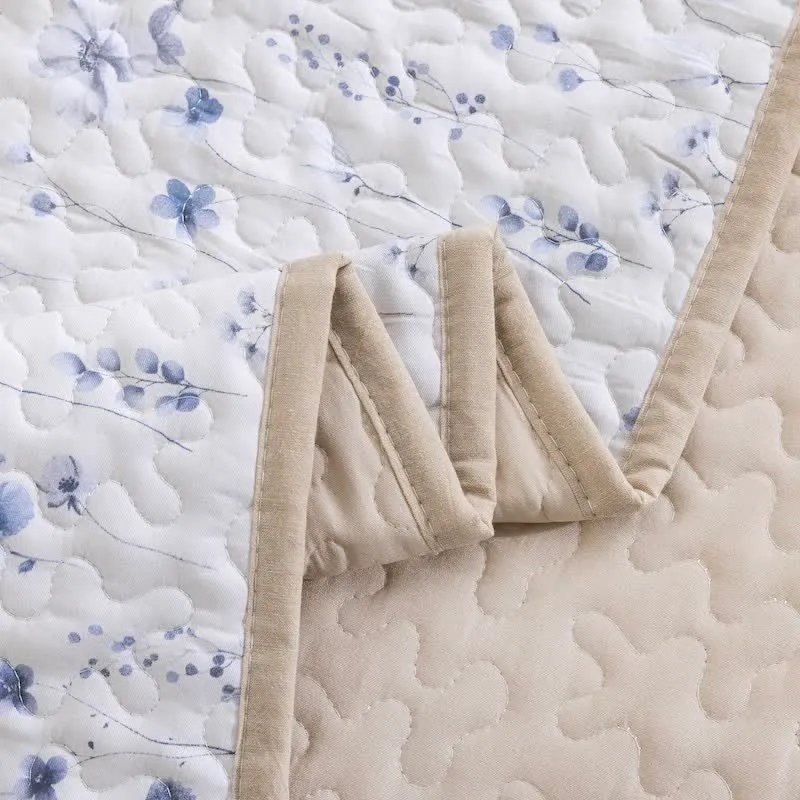 Baumwoll-Steppdecken-Set mit blauem Aquarellblumenmuster