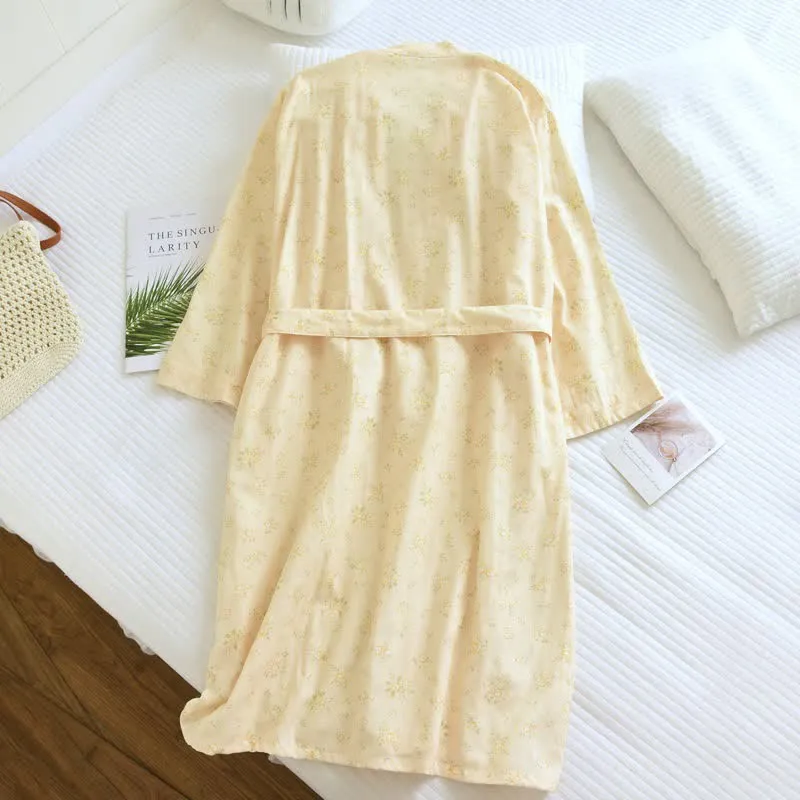 Gelber Kimono-Bademantel aus Baumwollgaze mit botanischem Motiv