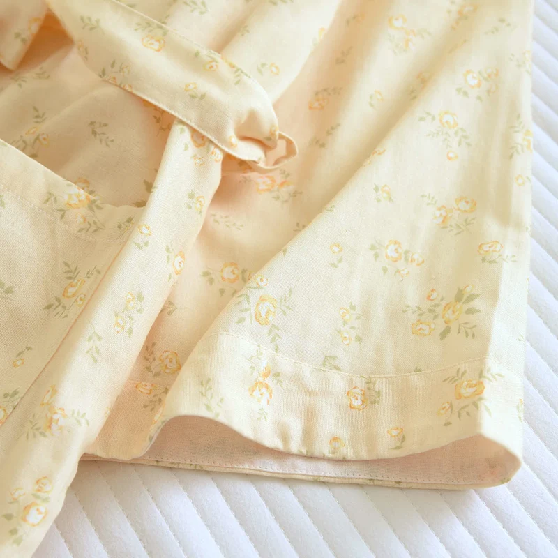 Gelber Kimono-Bademantel aus Baumwollgaze mit botanischem Motiv