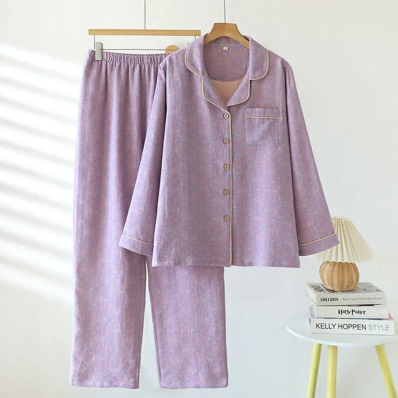 Minimalistischer Pyjama-Set aus garngefärbter Baumwolle mit Revers