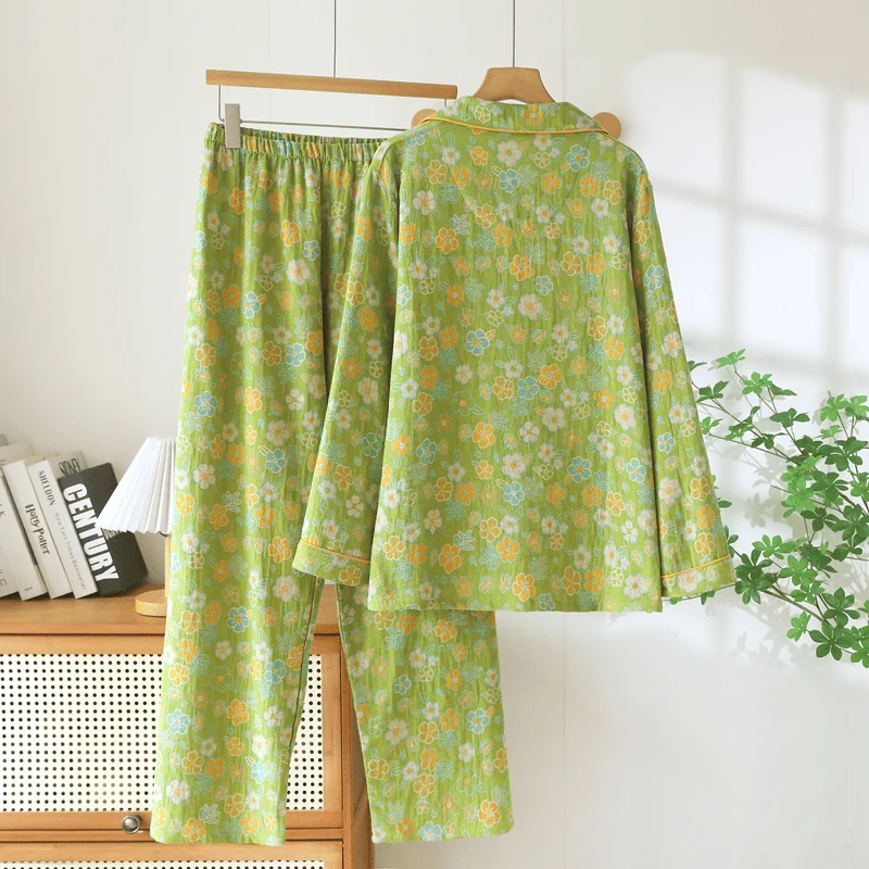 Grüner Baumwollpyjama mit zartem Blumenmuster
