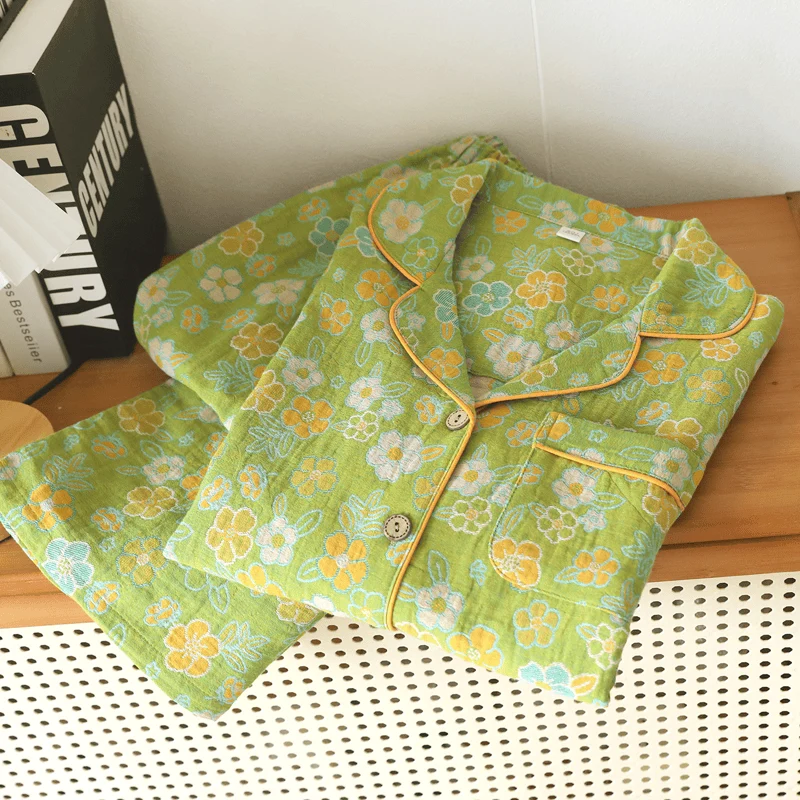 Grüner Baumwollpyjama mit zartem Blumenmuster