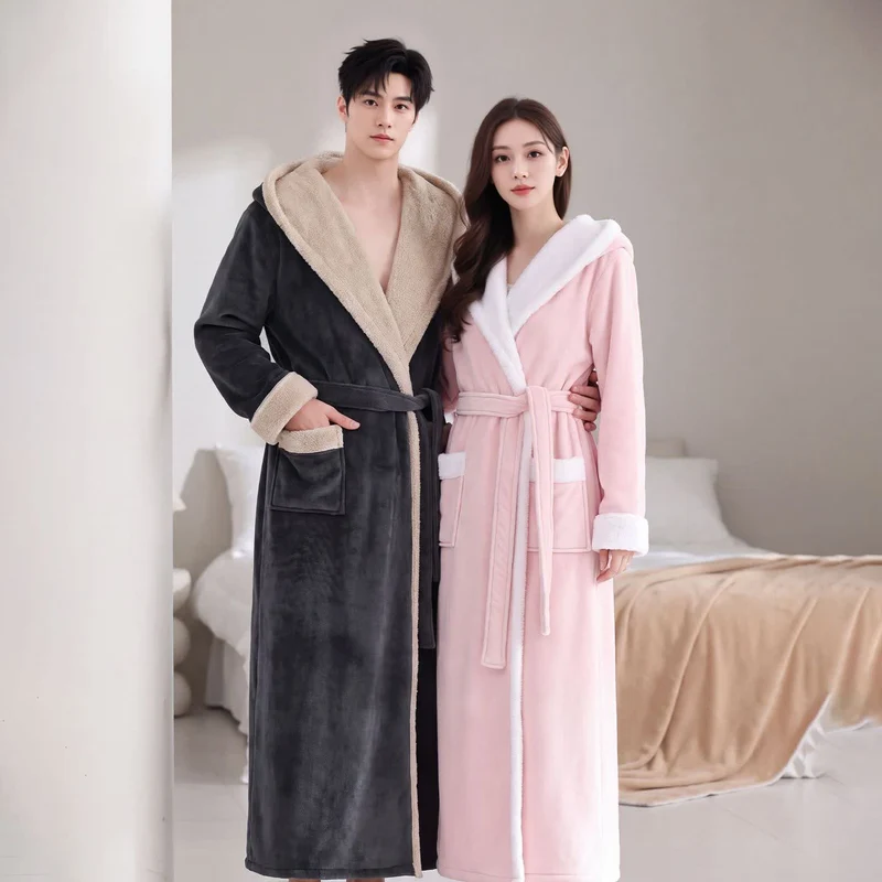 Kuscheliger langer Bademantel mit Kapuze und Sherpa-Fleece