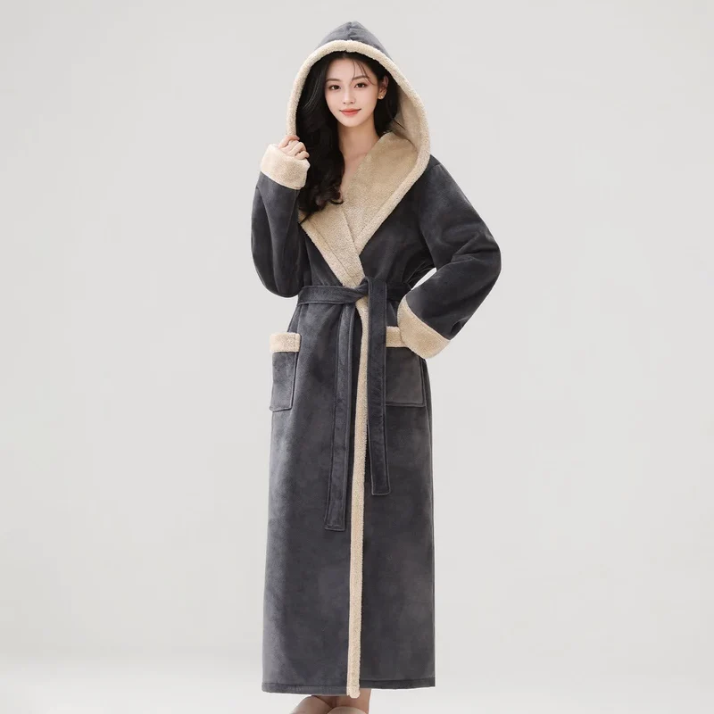 Kuscheliger langer Bademantel mit Kapuze und Sherpa-Fleece