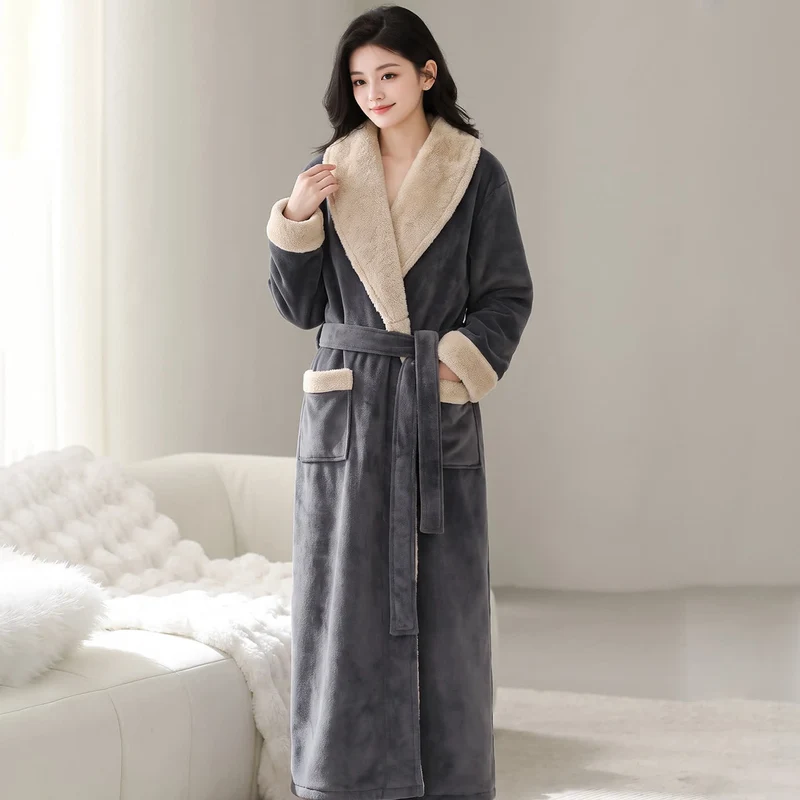 Gemütlicher Fleece-Bademantel mit Schalkragen