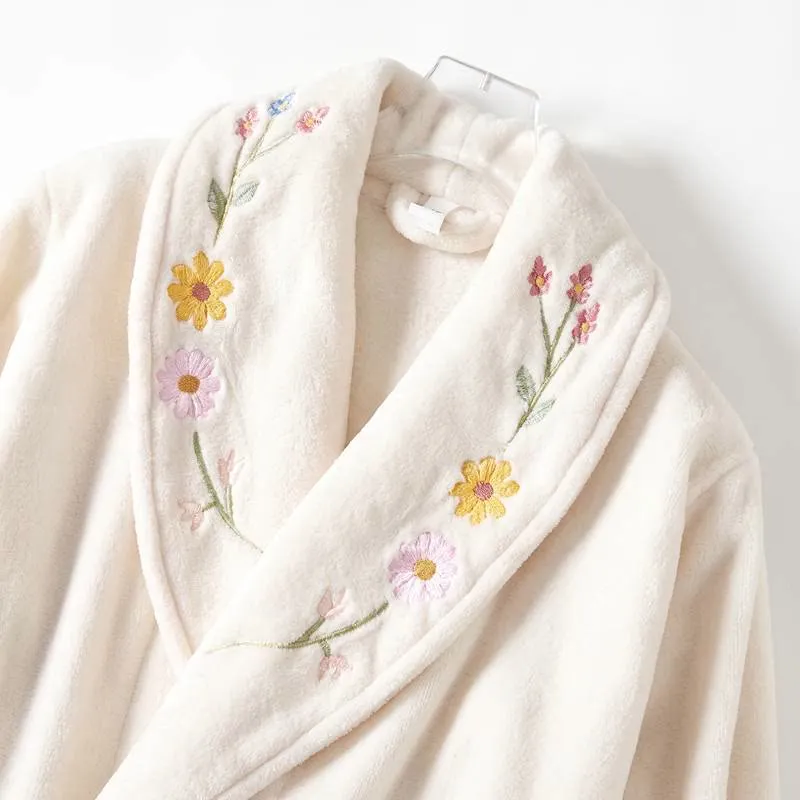 Langer Bademantel mit floraler Stickerei und Schalkragen