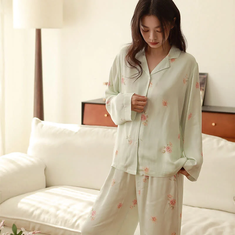 Frisches grünes Pyjama-Set mit Blumenmuster