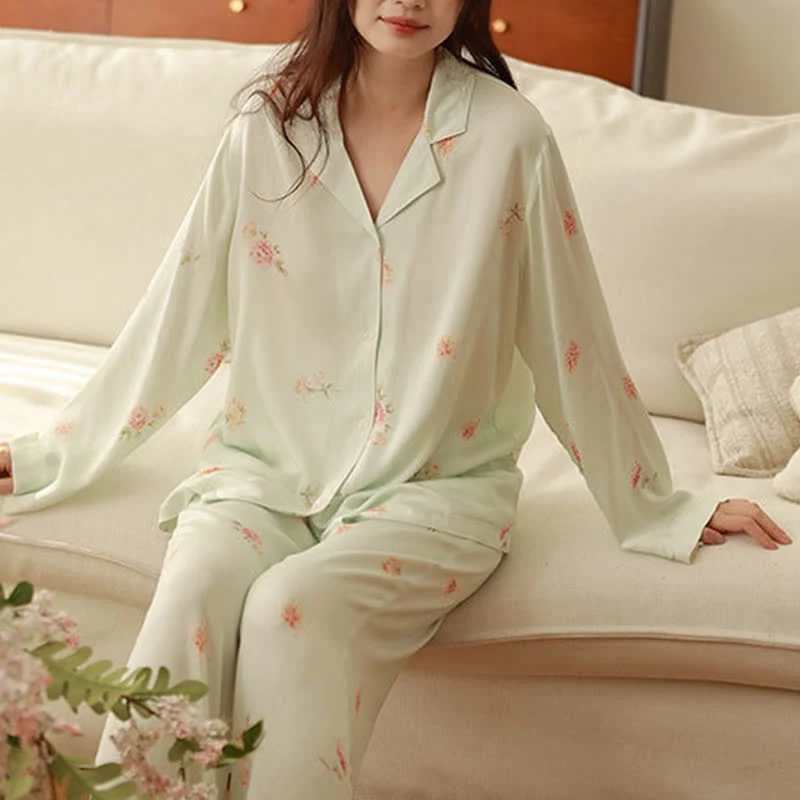 Frisches grünes Pyjama-Set mit Blumenmuster