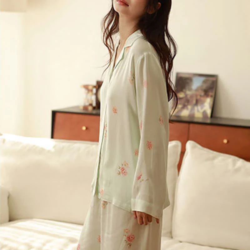 Frisches grünes Pyjama-Set mit Blumenmuster