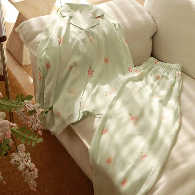 Frisches grünes Pyjama-Set mit Blumenmuster